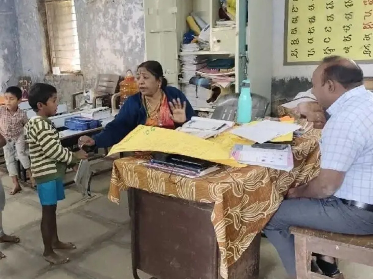 పాఠశాల తనిఖీ చేసిన డీఈవో