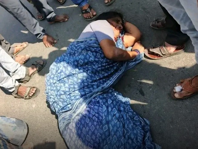 ద్విచక్ర వాహనాన్ని ఢీ కొట్టిన ట్రాలీ.. మహిళకు గాయాలు