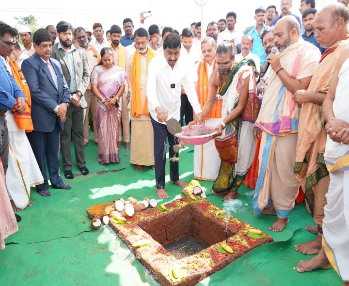 అభివృద్ధి పనులకు భూమి పూజ చేసిన మంత్రి