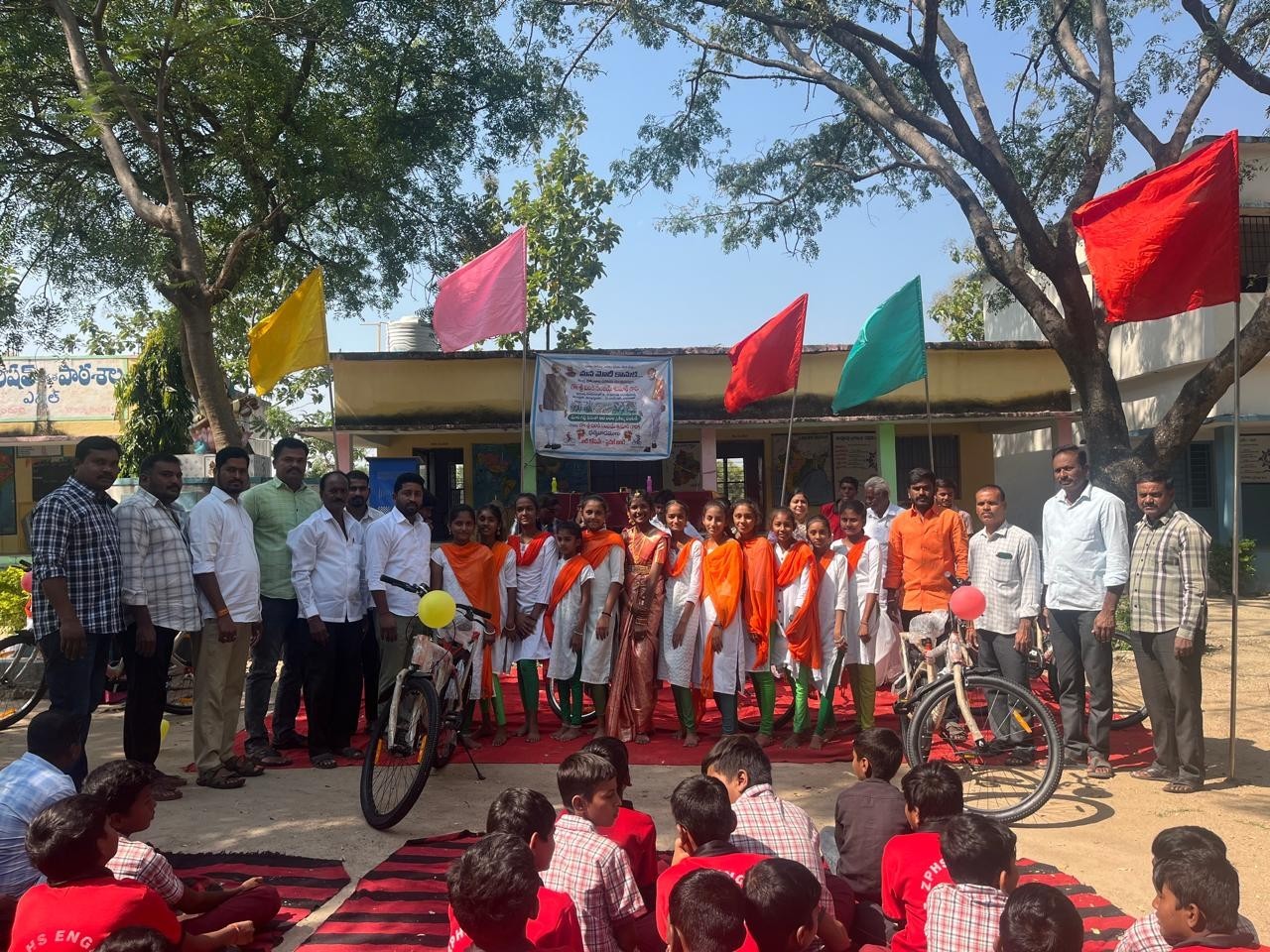 పదవ తరగతి విద్యార్థులకు సైకిళ్లు పంపిణీ