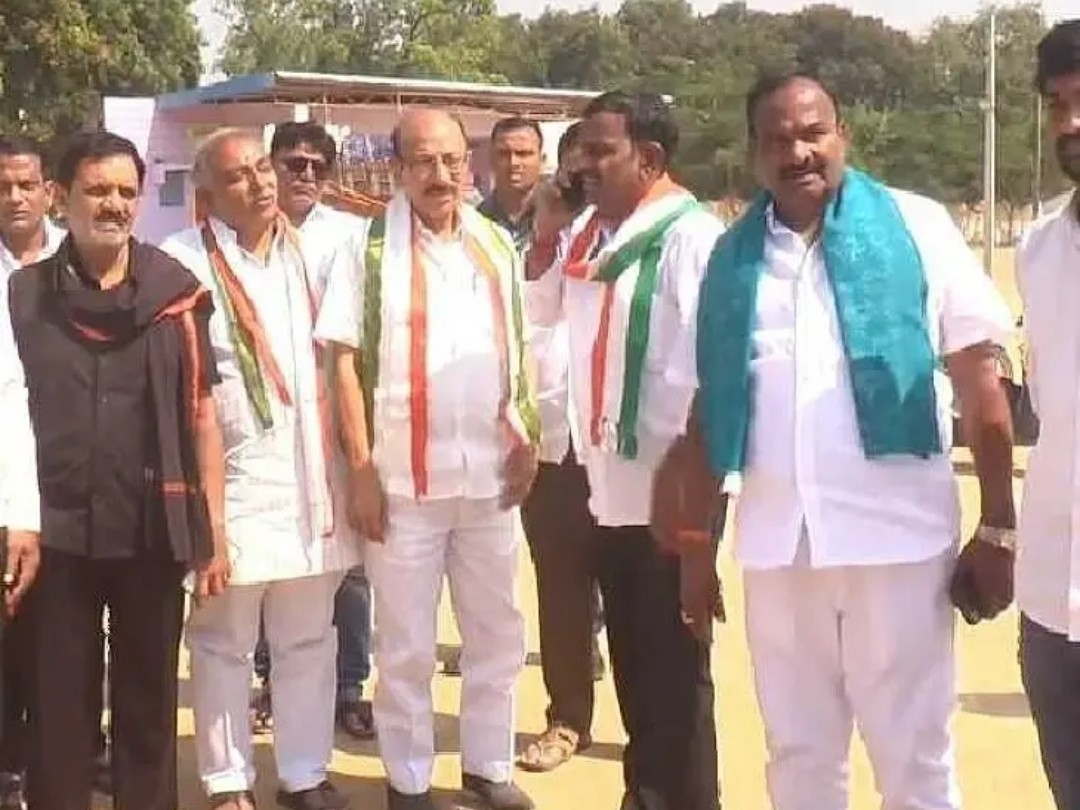 సభావేదికను పరిశీలించిన కాంగ్రెస్ నేతలు