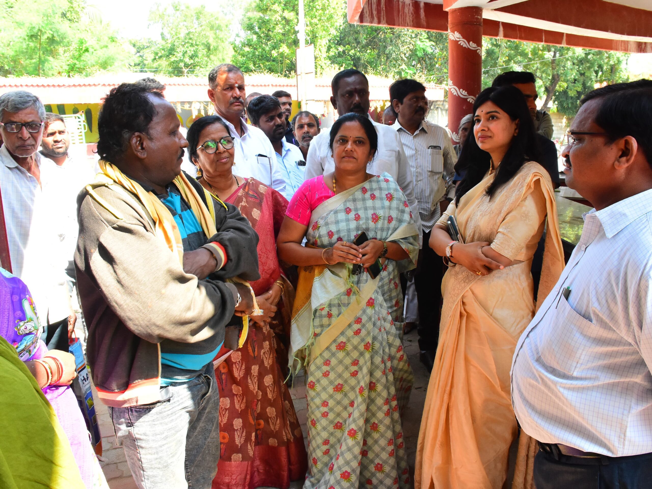 రైతు బజార్‌లోనే విక్రయాలు జరిగాలి: ఇంఛార్జ్ కలెక్టర్