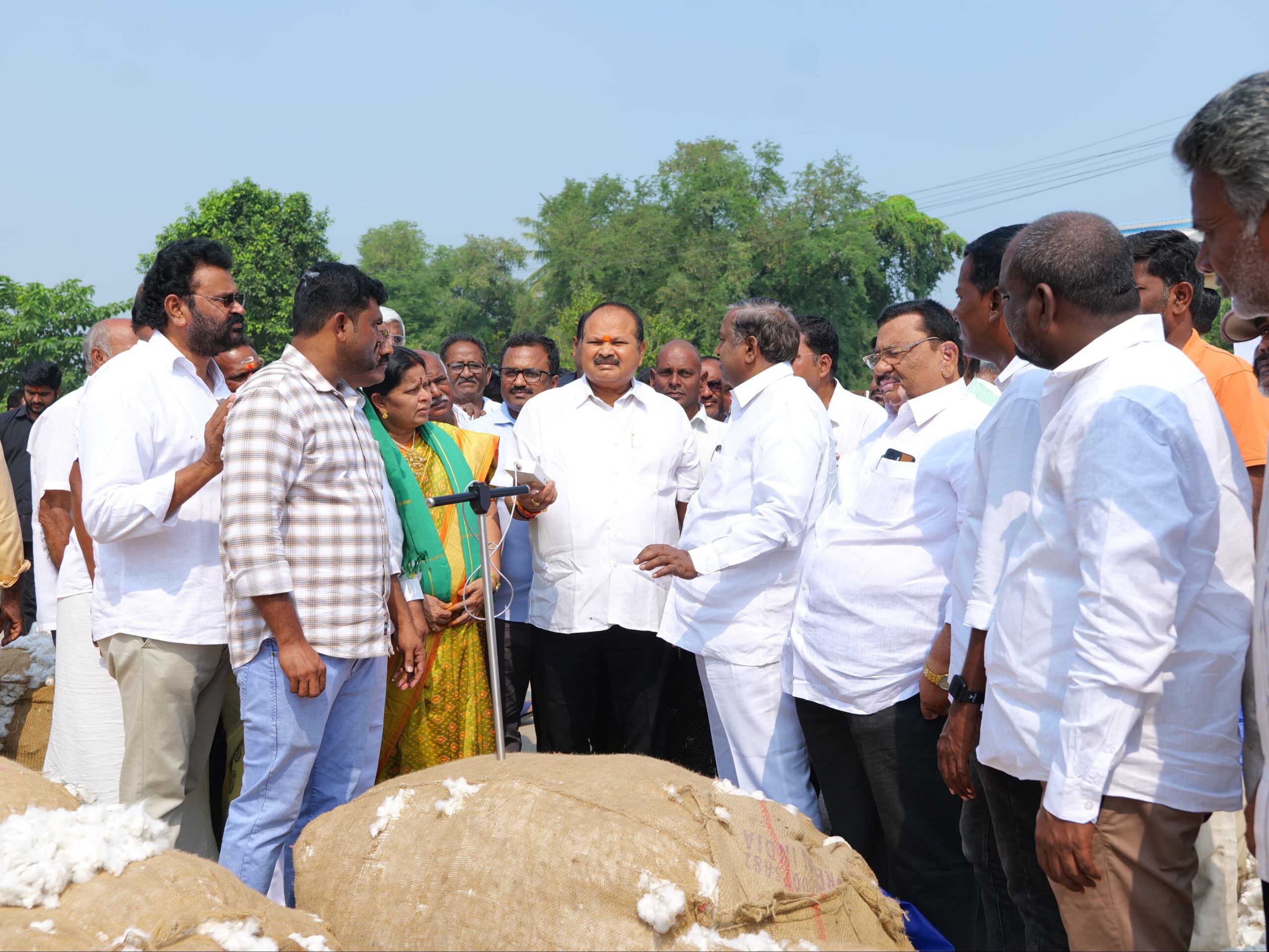 సీసీఐ పత్తి కొనుగోలు కేంద్రాన్ని ప్రారంభించిన కన్నా