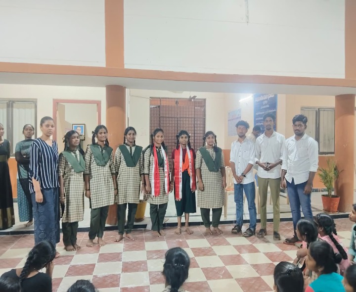 ‘వసతి గృహాల్లో  కనీస వసతులు కల్పించండి’