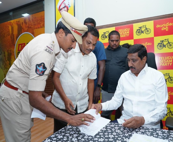 ప్రజల నుంచి వినతులను స్వీకరించిన మంత్రి