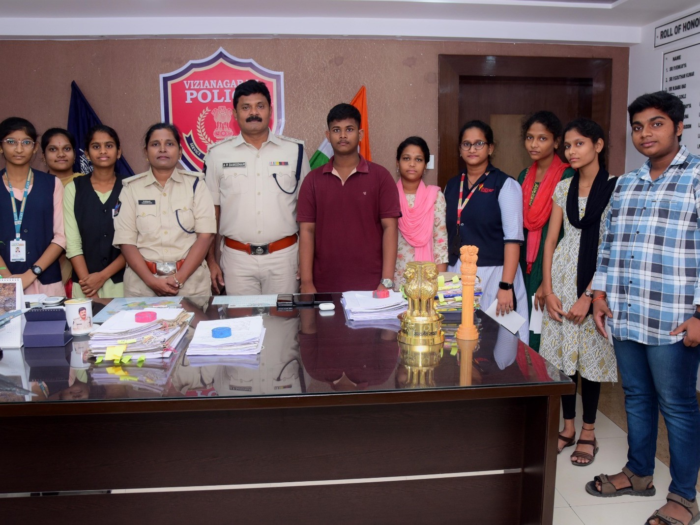 విద్యార్థులకు స్కాలర్‌షిప్‌లు అందజేత