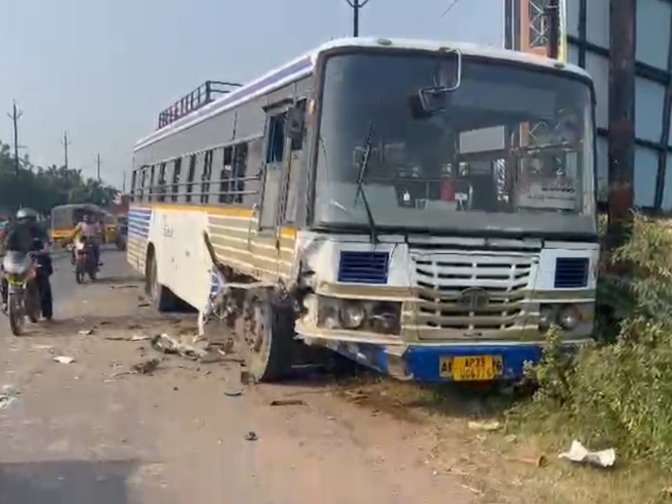 గుడివాడలో ఆర్టీసీ బస్సుకు యాక్సిడెంట్..!