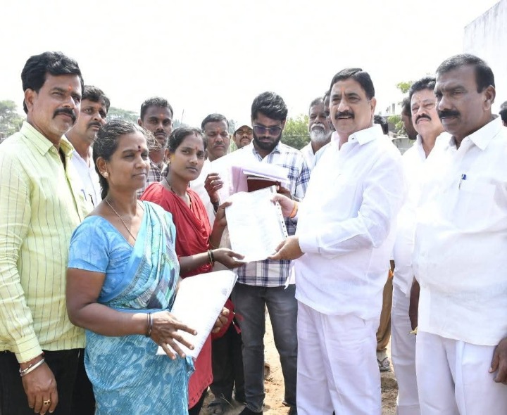 నూతన ఇంటి నిర్మాణాలకు భూమి పూజ చేసిన ఎమ్మెల్యే