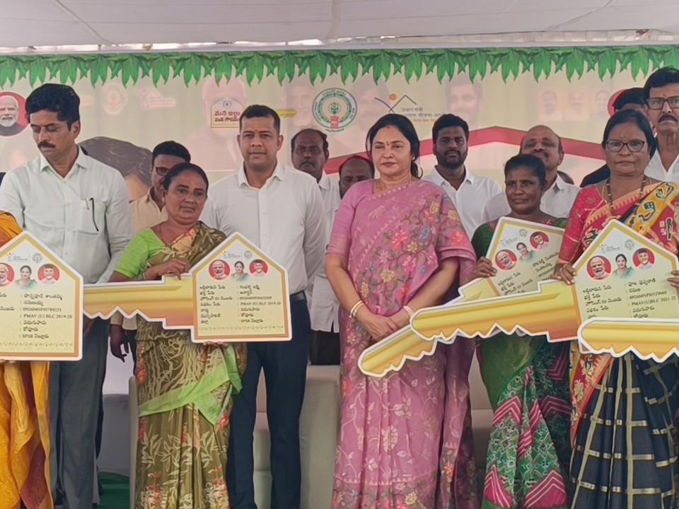 లబ్ధిదారులకు ఇళ్లను అందజేసిన ఎమ్మెల్యే