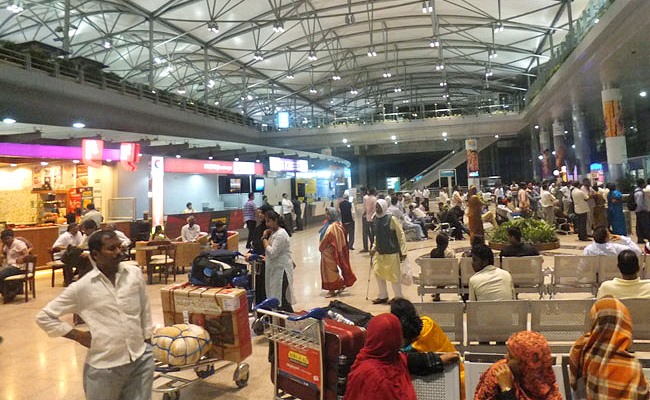 5 ఎయిర్ పోర్టులకు బాంబు బెదిరింపులు