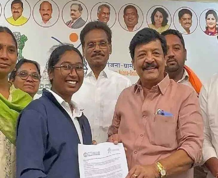 నిడదవోలు విద్యార్థిని అభినందించిన మంత్రి