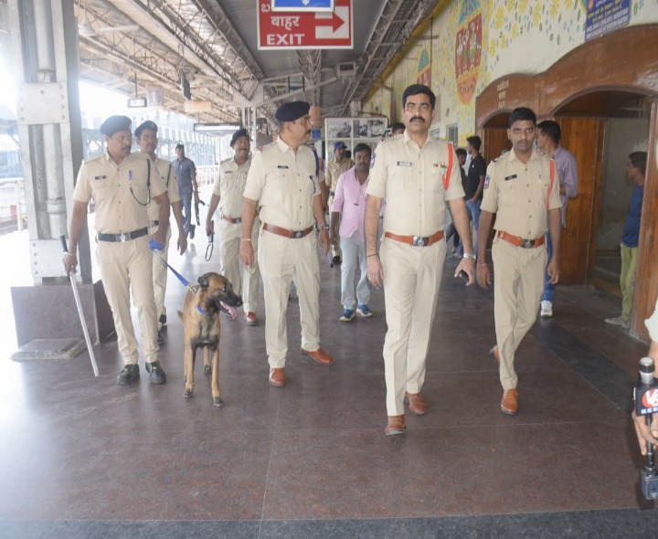 రైల్వే జంక్షన్‌లో ఆకస్మిక తనిఖీలు చేసిన పోలీసుల