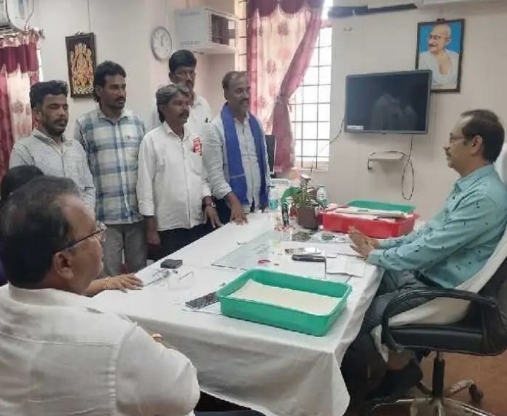 ప్రభుత్వ ఆసుపత్రిలోని సమస్యలు పరిష్కరించాలని వినతి