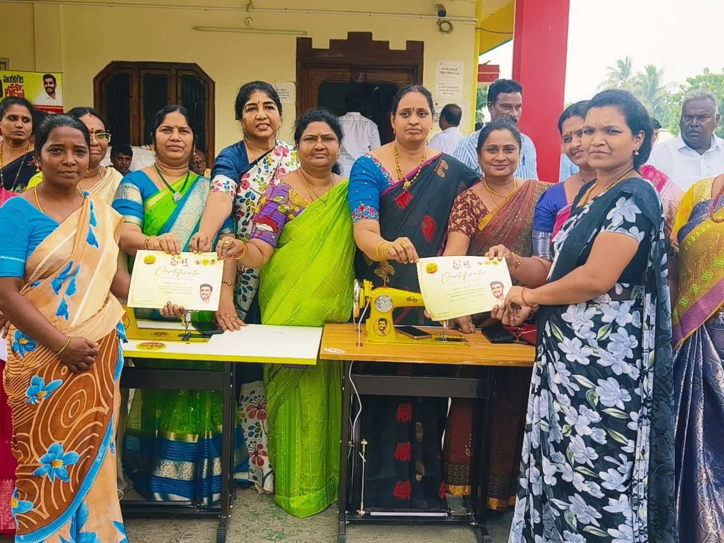 30 మంది మహిళలకు ఉచితంగా కుట్టుమిషన్లు పంపిణీ