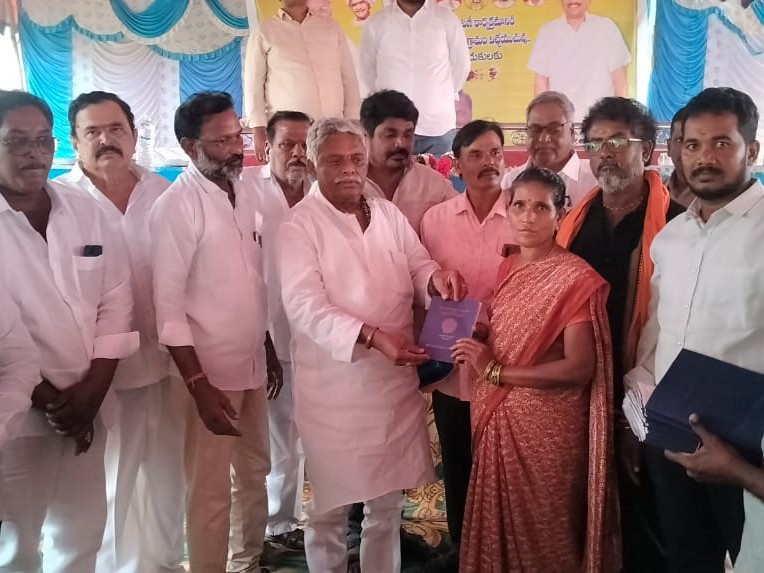 పోడు భూముల పట్టాలు అందజేసిన ఎమ్మెల్యే