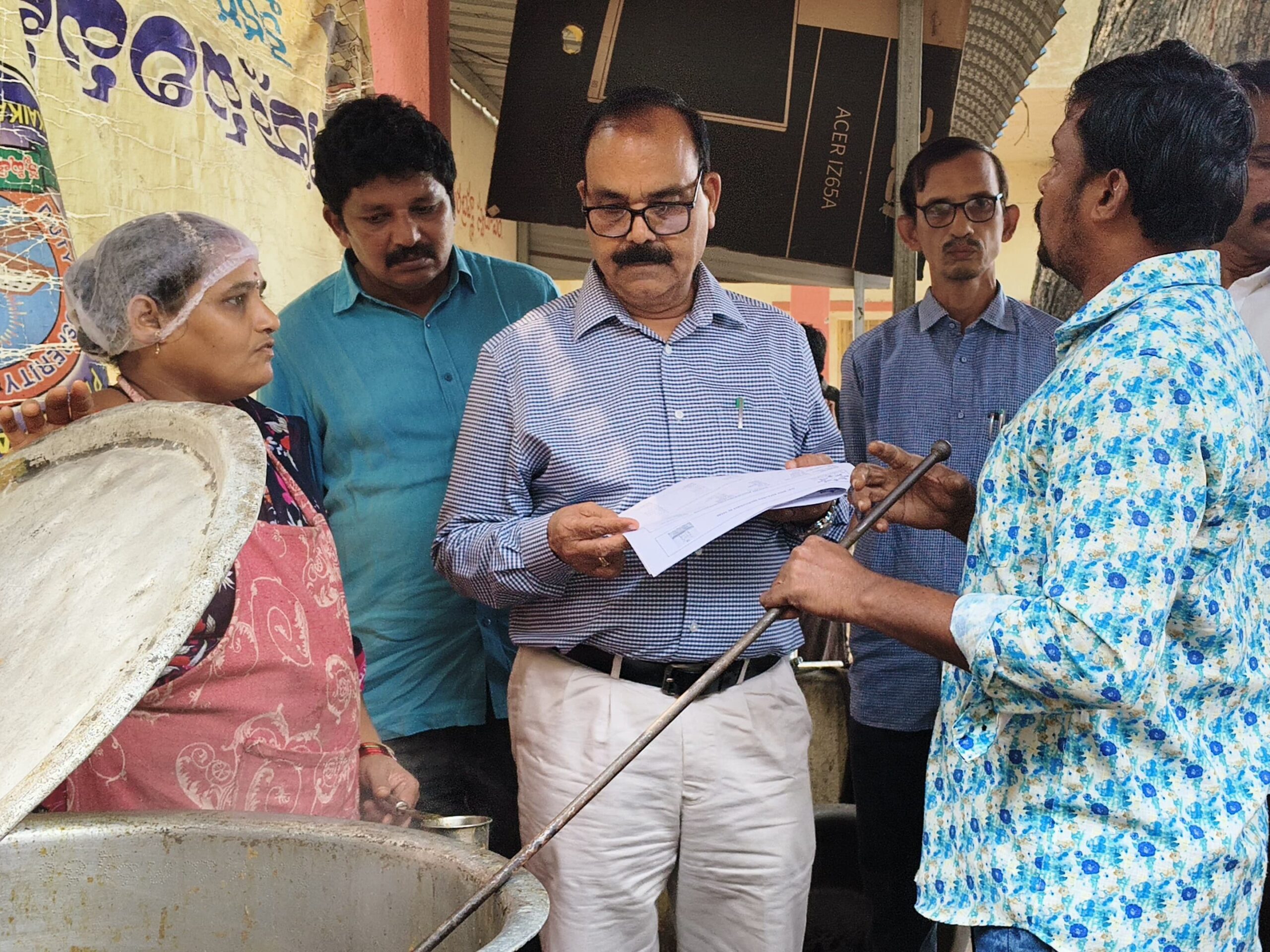 భోజన పథకాన్ని పరిశీలించిన రాష్ట్ర ఆహార కమిషన్ మెంబర్