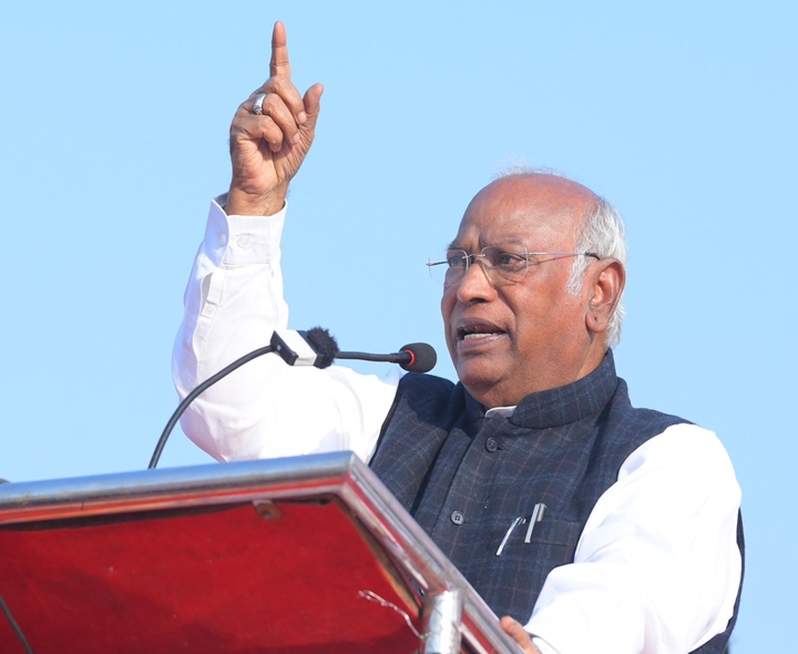 కేంద్రం వైఫల్యం వల్లే పేలుడు: ఖర్గే