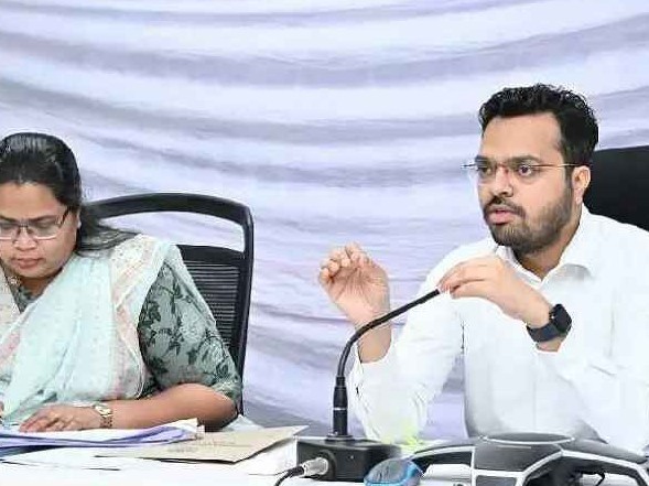 పన్ను వసూళ్లు నూరుశాతం సాధించాలి: కమిషనర్