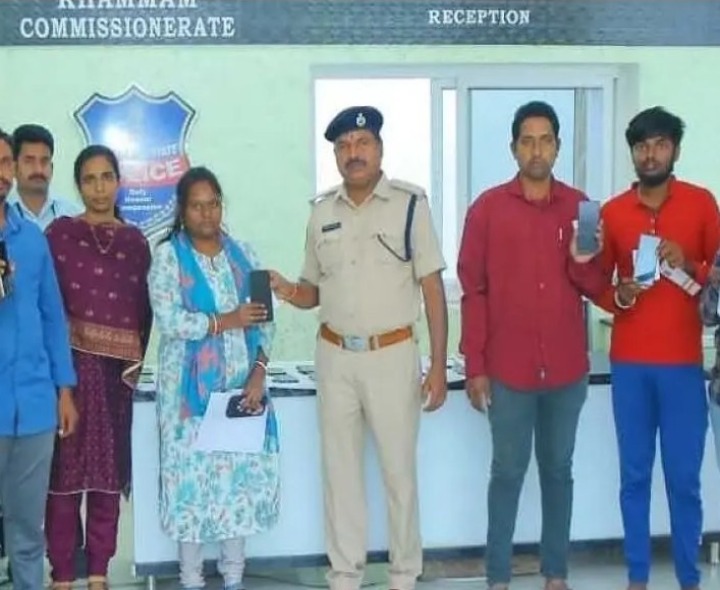 పోగొట్టుకున్న ఫోన్లు తిరిగి యజమానులకు అప్పగింత