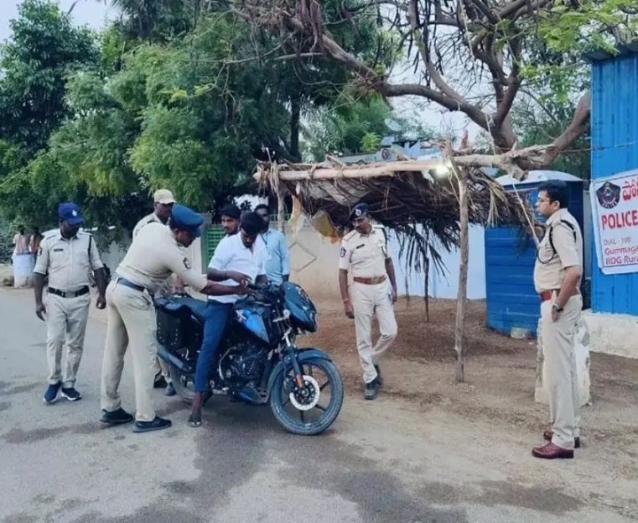 వాహన తనిఖీలో పట్టుబడ్డ దొంగ