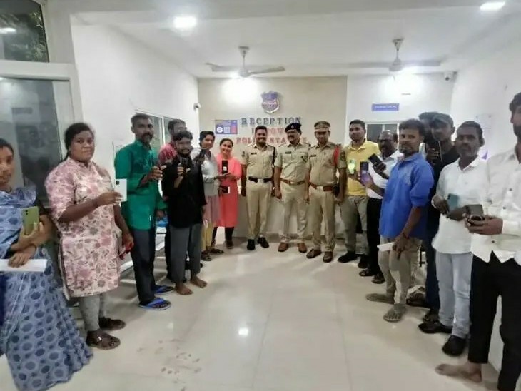 పోగొట్టుకున్న ఫోన్లో అప్పగింత