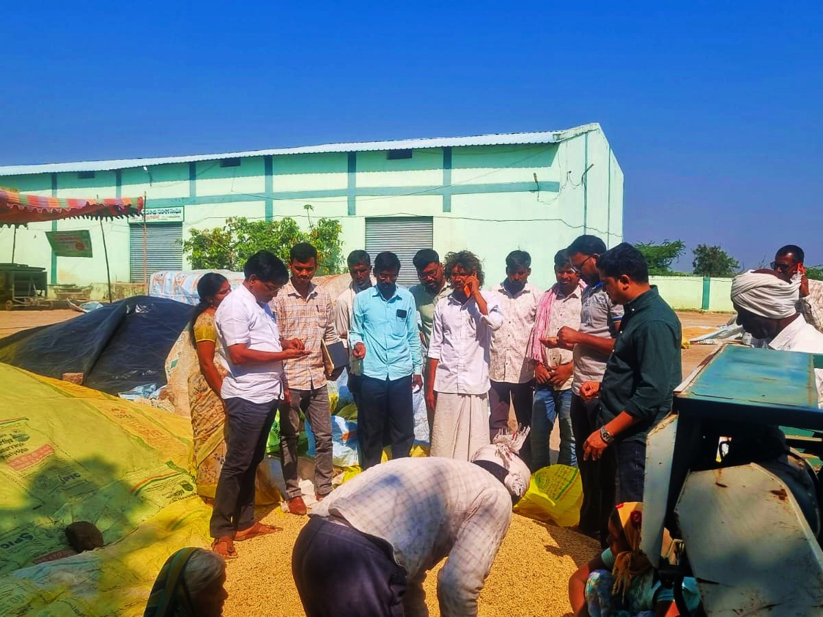 సోయా మక్కా కొనుగోలు కేంద్రాలను పరిశీలించిన డీఎం