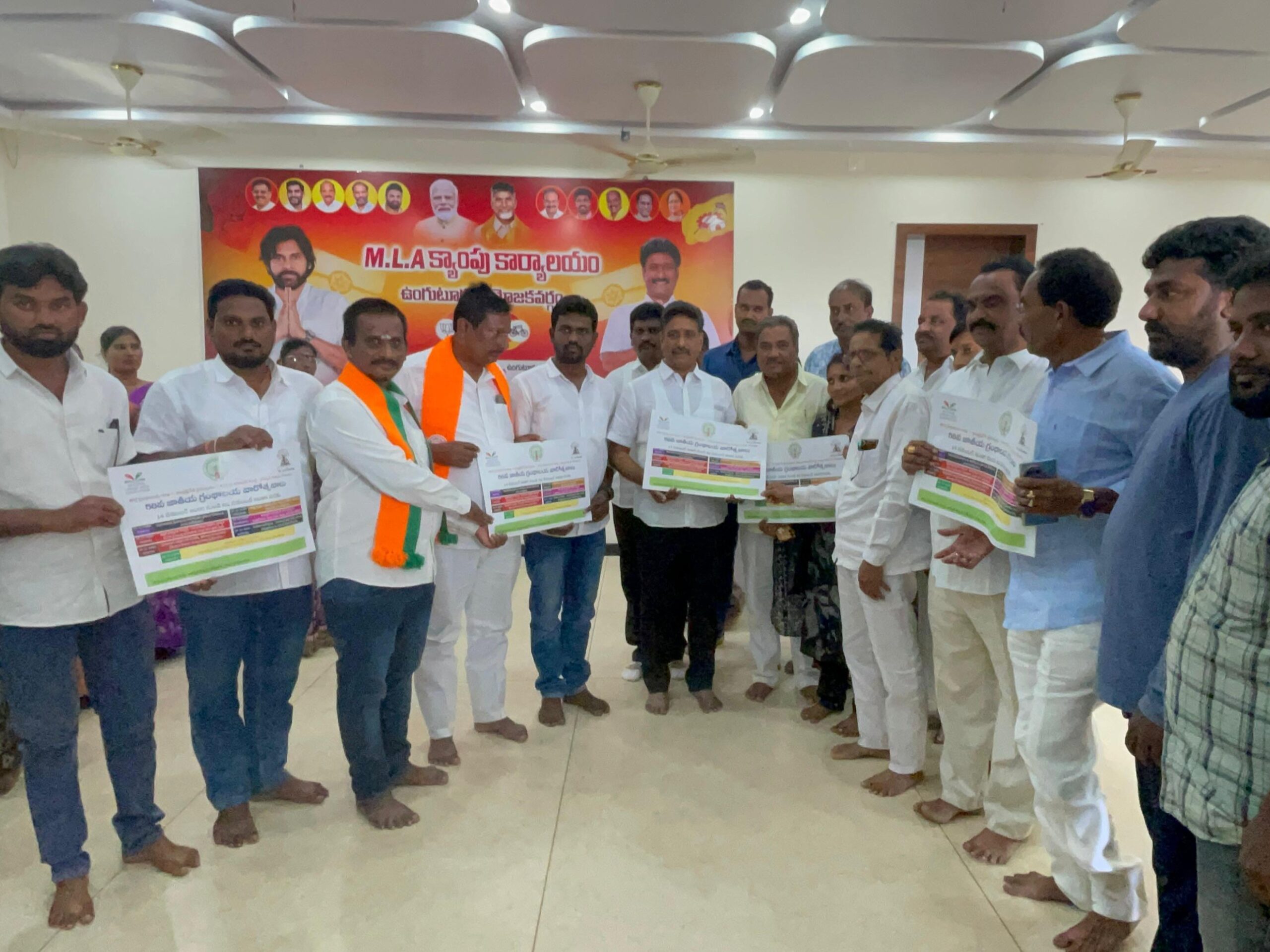 గోడ పత్రికను ఆవిష్కరించిన ఎమ్మెల్యే ధర్మరాజు