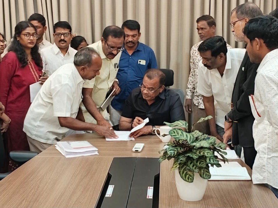 అర్జీలు స్వీకరించిన మంత్రి కోమటిరెడ్డి