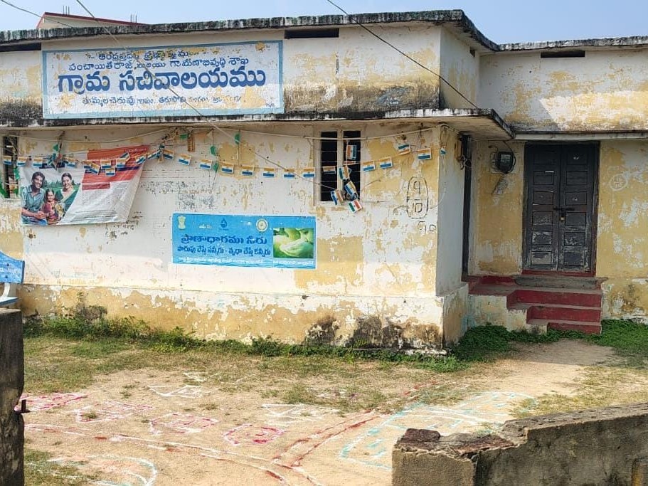 11 గంటలైనా తాళాలు తీయని సచివాలయం..