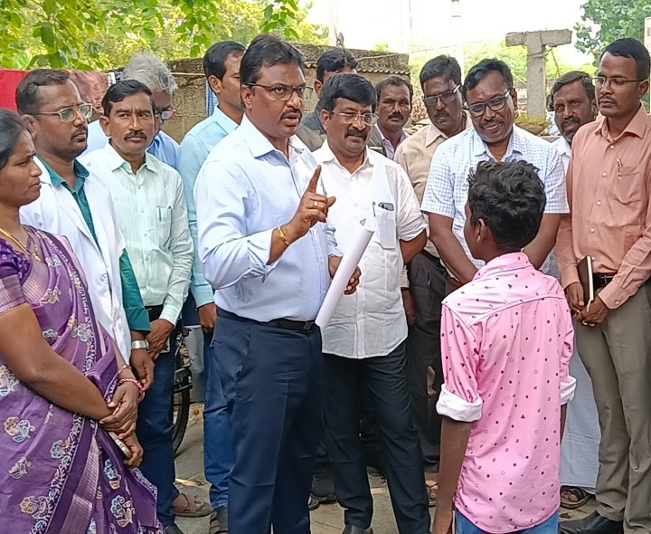 బడుగులేరులో పర్యటించిన కలెక్టర్ రాజబాబు