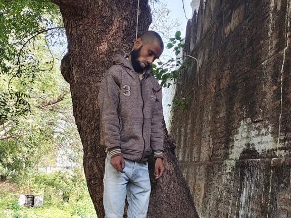 ఉరి వేసుకొని యువకుడు సూసైడ్