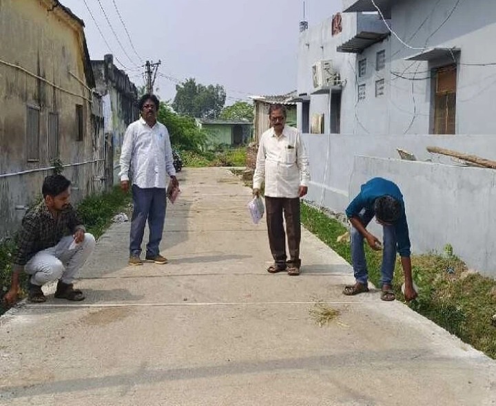 సీసీ రోడ్లను పరిశీలించిన అధికారులు.!