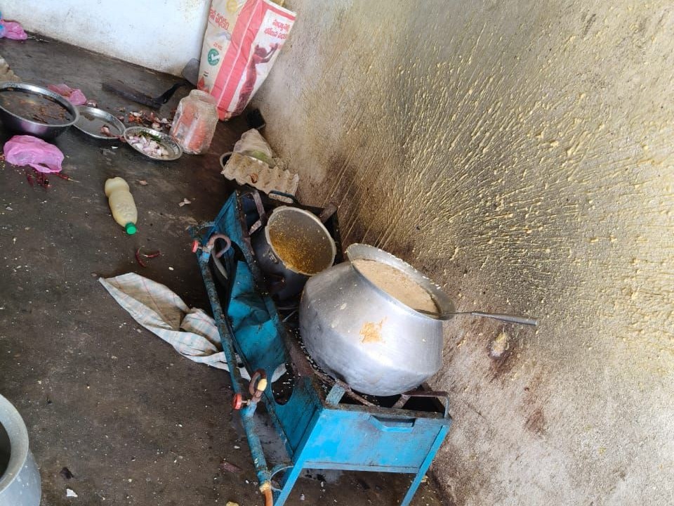 కుక్కర్ పేలడంతో ముగ్గురు మహిళలకు గాయాలు