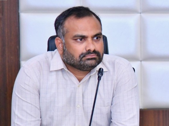 పోస్టల్ బ్యాలెట్‌తో ఓట్ల లెక్కింపు ప్రారంభం: కర్ణన్