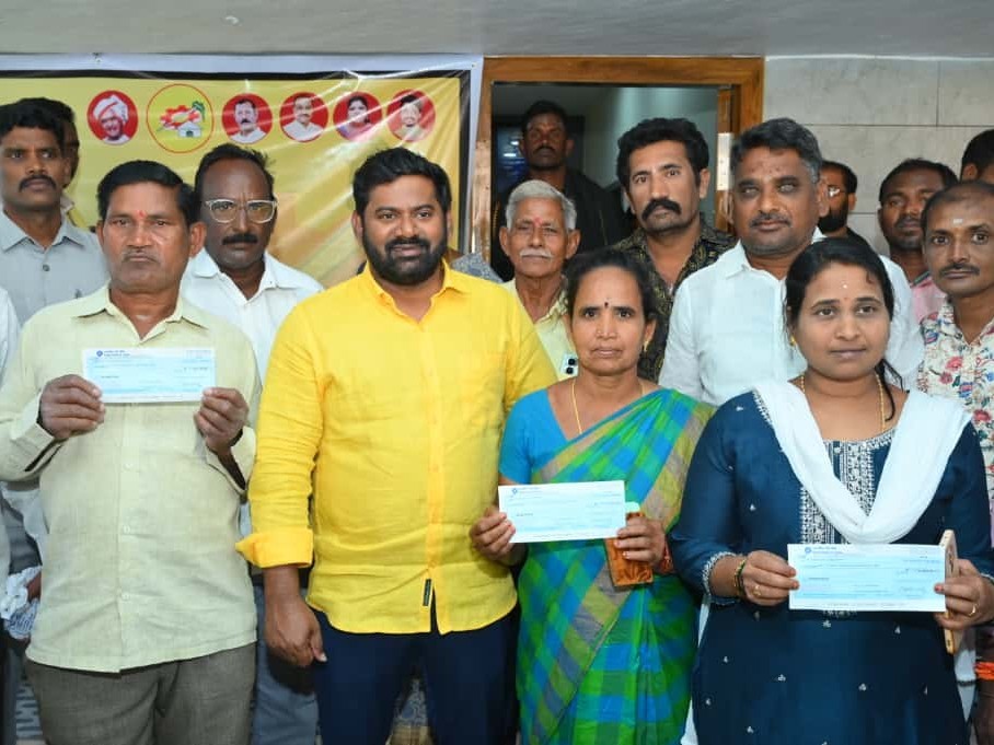 సీఎం సహాయ నిధి చెక్కులు పంపిణీ