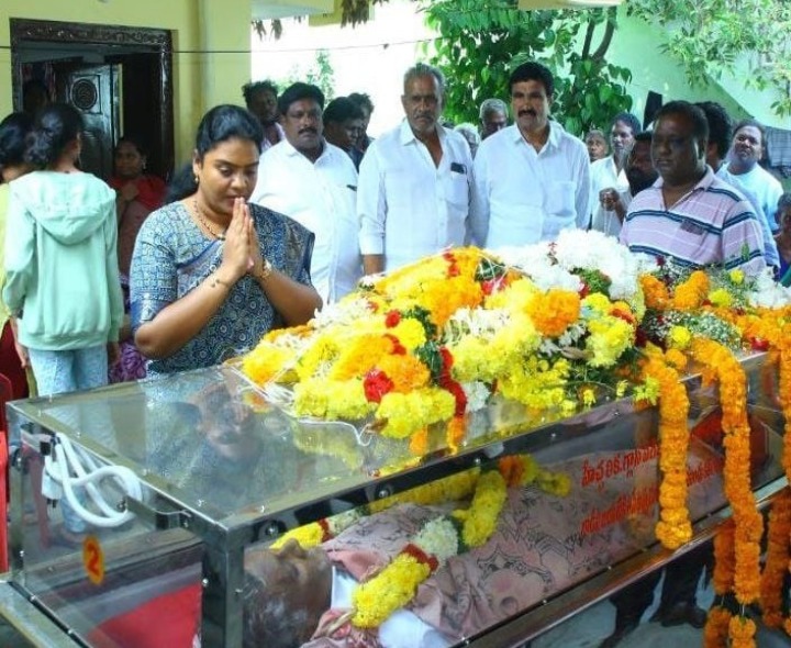 బత్తినపాడులో మాజీ సర్పంచ్‌కి నివాళులర్పించిన ఎమ్మెల్యే