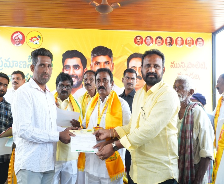 చెక్కులు పంపిణి చేసిన ఎమ్మెల్యే