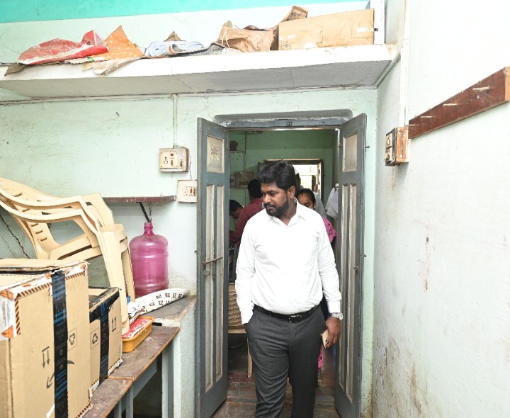 సచివాలయాన్ని ఆకస్మికంగా తనిఖీ చేసిన కమిషనర్