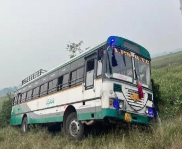 పొలాల్లోకి దూసుకెళ్లిన ఆర్టీసీ బస్సు