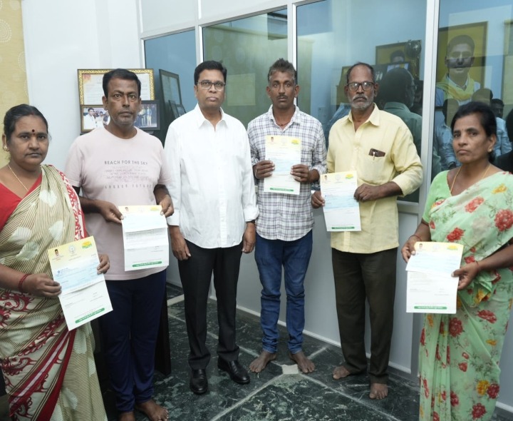 చిత్తూరులో  CMRF చెక్కులు పంపిణీ చేసిన ఎంపీ