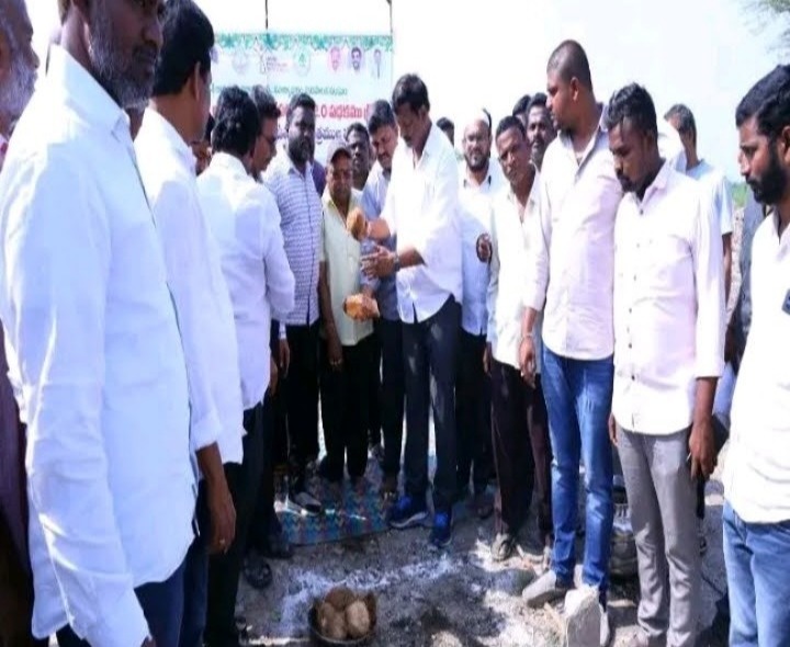 గృహ పత్రాలు పంపిణీ చేసిన ఎమ్మెల్యే