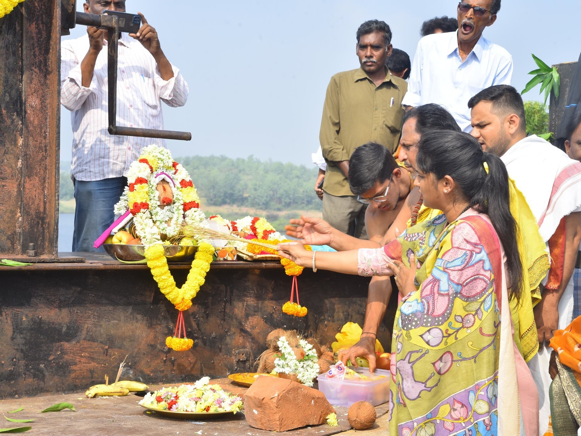 సాగునీటిని విడుదల చేసిన ఎమ్మెల్యే శ్రావణి