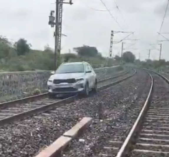 BREAKING: రైల్వే ట్రాక్‌పై కారు కలకలం