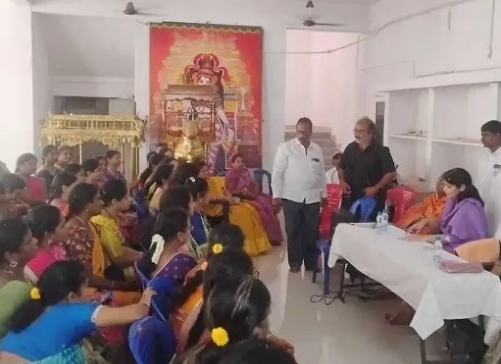 అర్చకునిపై మహిళ భక్తుల ఫిర్యాదు