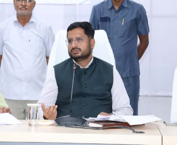 ఆయిల్ పామ్ సాగు విస్తరణకు అధికారులు దృష్టి పెట్టాలి: కలెక్టర్