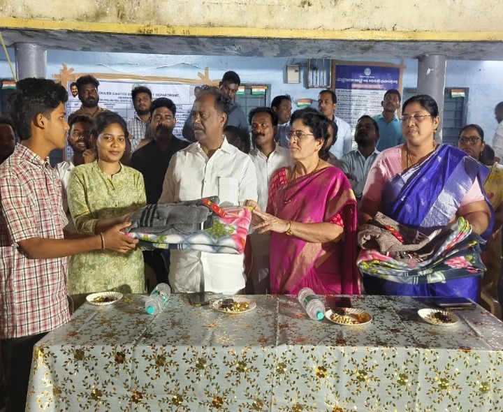 విద్యార్థులకు బ్లాంకెట్స్, స్వెటర్లు అందజేసిన.. ఎమ్మెల్యే