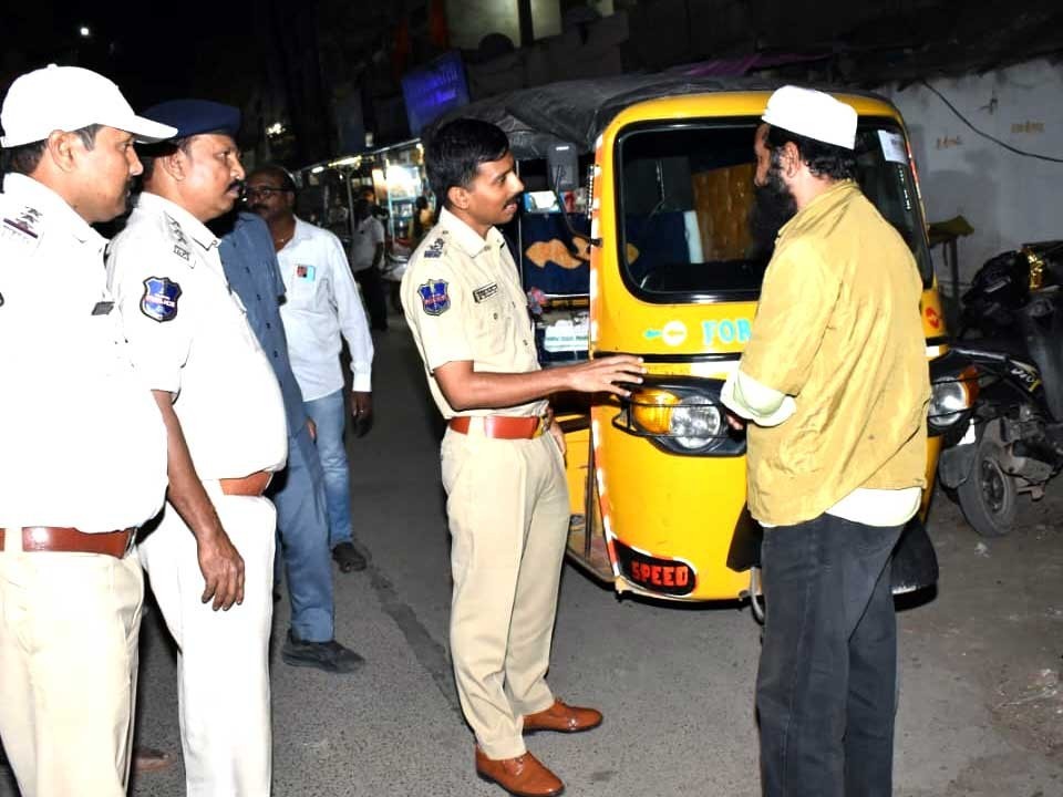 దేవిరోడ్​ వన్​వేను కాలినడకన పరిశీలించిన సీపీ