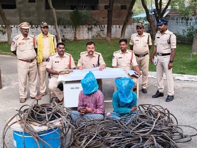 దొంగతనాలకు పాల్పడుతున్న నిందితులను అరెస్టు