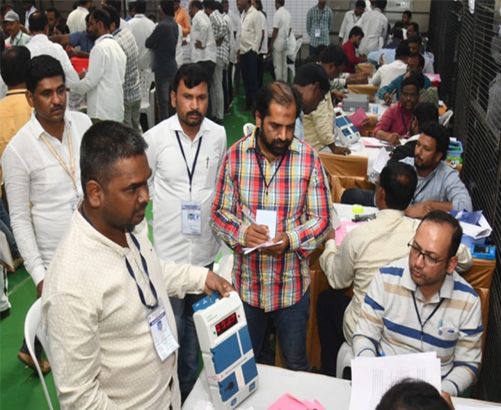 BYPOLL: మొదటి రౌండ్ కాస్త ఆలస్యం