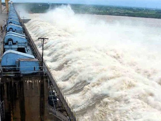 నిజాంసాగర్ ఒక గేటు నుంచి నీటి విడుదల